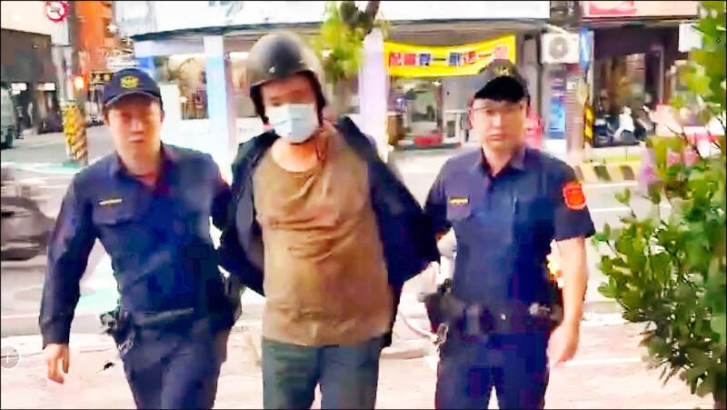 新北市惊传男子陈建中持刀砍杀姊妹，造成胞姊伤重不治，妹妹和妻子也受伤；警方赶抵逮捕陈嫌。（记者吴仁捷翻摄）