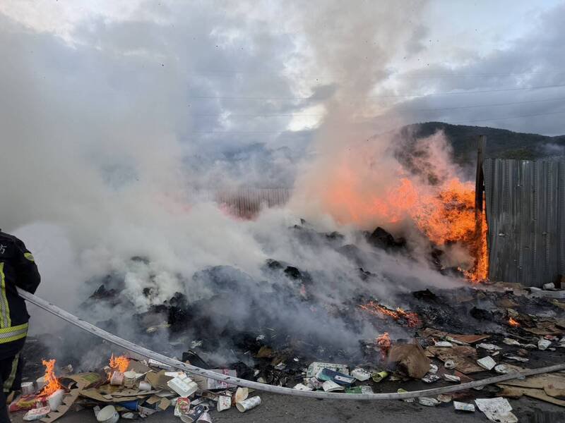 玉里刘一峰神父的二手物流仓库的纸类回收区失火。（消防局提供）