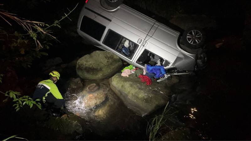 新竹县北埔乡山区丰石桥昨天深夜发生一辆7人座休旅车，撞破桥墩后冲落溪谷。（新竹县消防局提供）