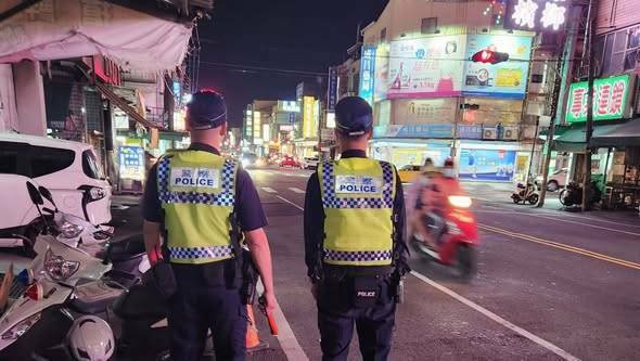 屏东县政府警察局将从11月10日起启动「未戴安全帽」及「闯红灯」违规取缔专案。（屏东县警察局提供）