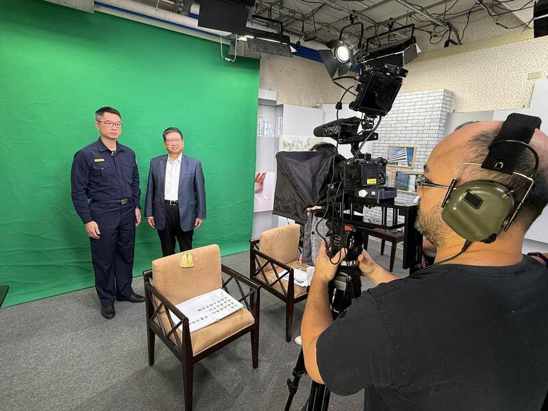 新竹县长杨文科与警察局长林建隆亲自上阵录制防诈宣导短片，提醒民众保持警觉，谨防各类「假普发」诈骗手法。
（图由新竹县政府提供）