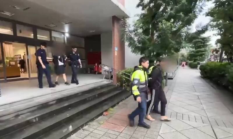 警方将担任车手的陈女（左）及陈姓监控手（右）移送新北地检署侦办。（记者陆运锋翻摄）