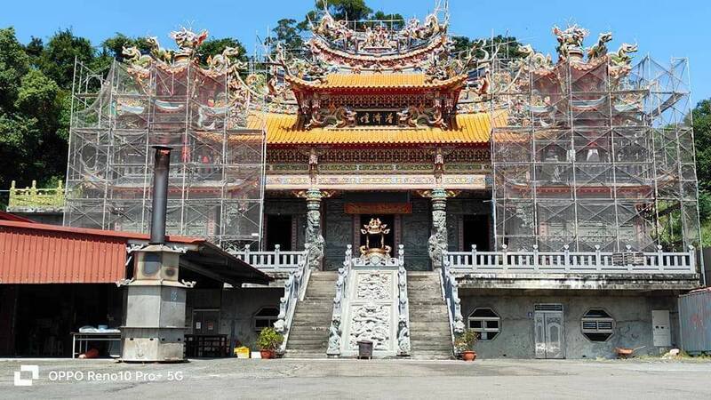 彰化花坛潽济坛的铁皮仓库（图前左处）起火，所幸无人伤亡。（取自潽济坛脸书）