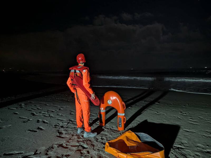 海巡署人员到宜兰壮围永镇沙滩搜寻落海者。（图由读者提供）