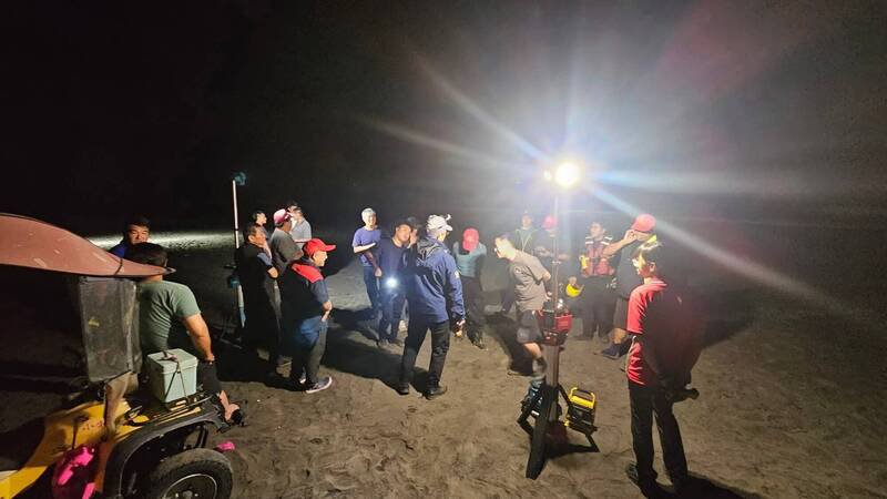 宜兰壮围永镇沙滩昨晚传男子落水，一名目击者营救不成呛伤送医，搜救人员漏夜搜寻。（图由读者提供）