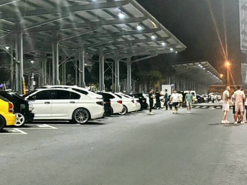 国道3号南投服务区又爆大规模车聚，吸引大批双B进口车与车友聚集。（民众提供）