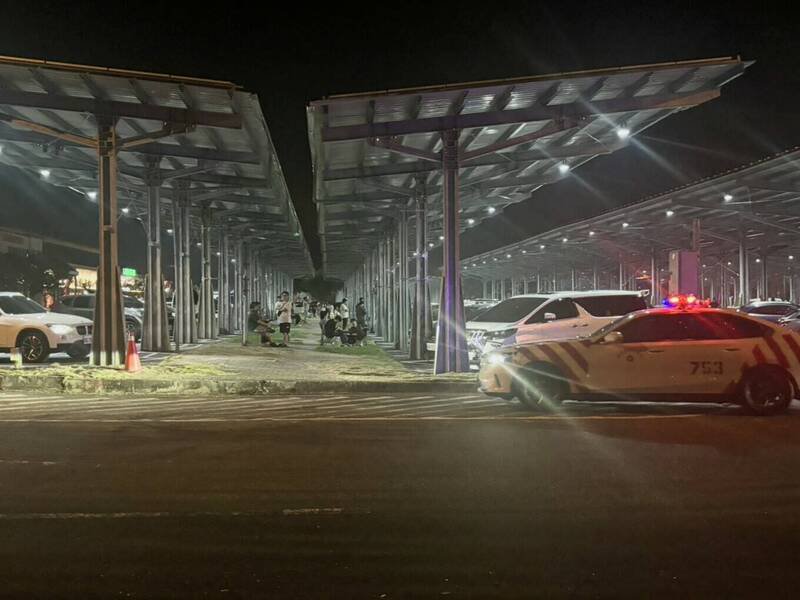 国道3号南投服务区又爆大规模车聚，国道警方掌握情资到场监控取缔。（民众提供）