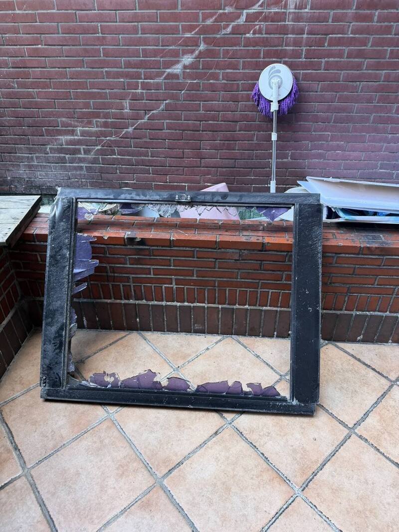 北市大安区1处大楼窗户掉落，整片玻璃破裂，所幸没有造成伤亡。（记者陆运锋翻摄）