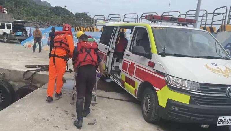 宜县消防局救护人员将落海钓客抬上救护车送医急救。（图由读者提供）