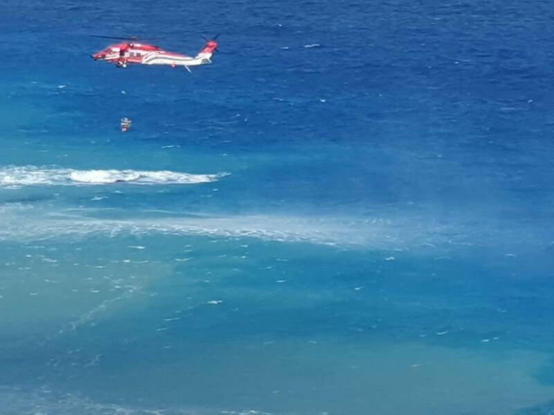 今天上午11点花莲县消防局获报，在旧苏花公路象鼻隧道下海滩有1名女子被海浪卷走。（图由民众提供）