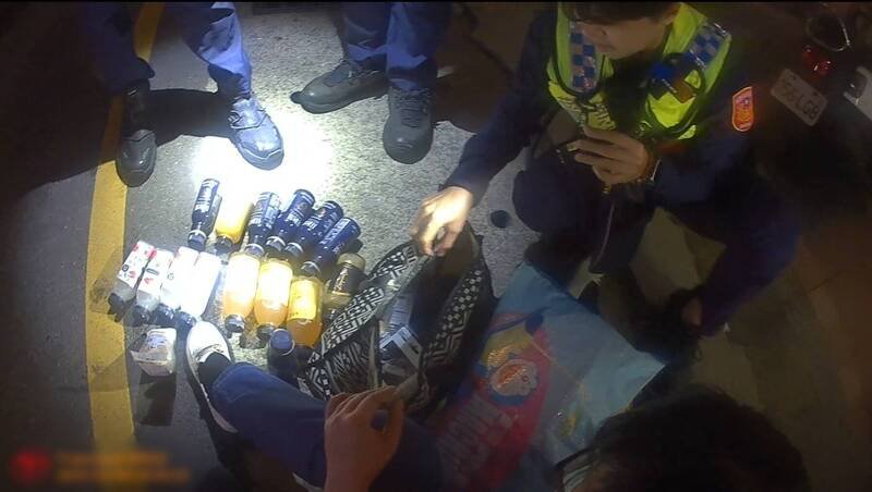 中坜所接获报案后迅速派员赶到现场，发现刘女窃盗各种饮料、食物。（警方提供）