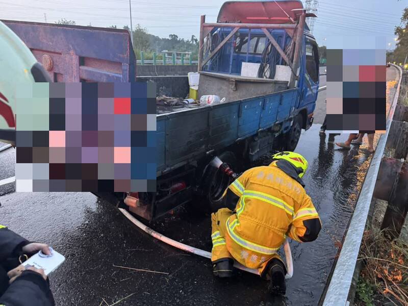 国道3号竹崎交流道今天傍晚发生火烧车意外。（图由国道警方提供）