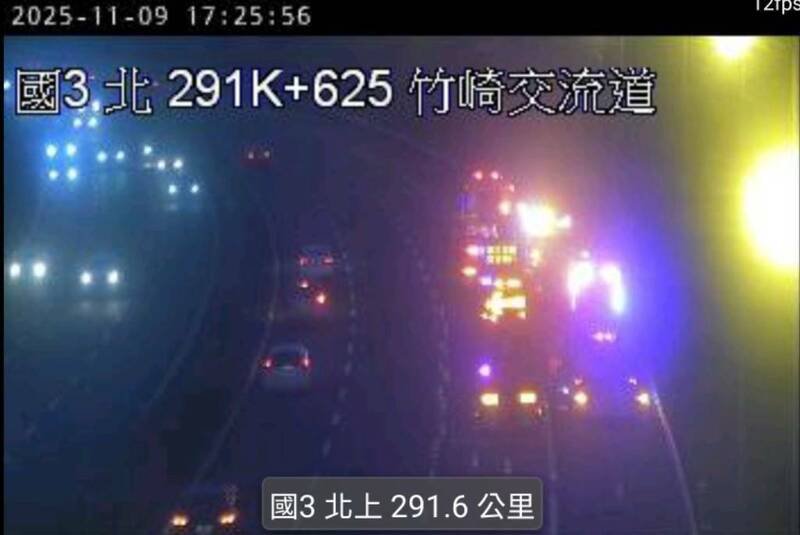 国道3号291公里竹崎交流道附近，今天傍晚发生火烧车事故。（撷取自国道路况）