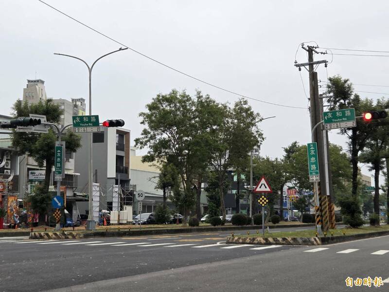 友忠路与友和路口昨有宫庙设平安宴，在拖板车上施放烟火。（记者王善嬿摄）