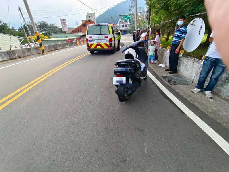 新社区华丰街发生游览车与机车碰撞事故，幸机车骑士与乘客仅轻微擦挫伤。（民众提供）