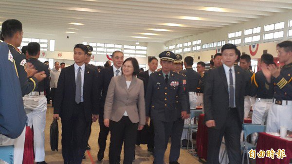 总统蔡英文亲切与学生互动。（记者陈文婵摄）