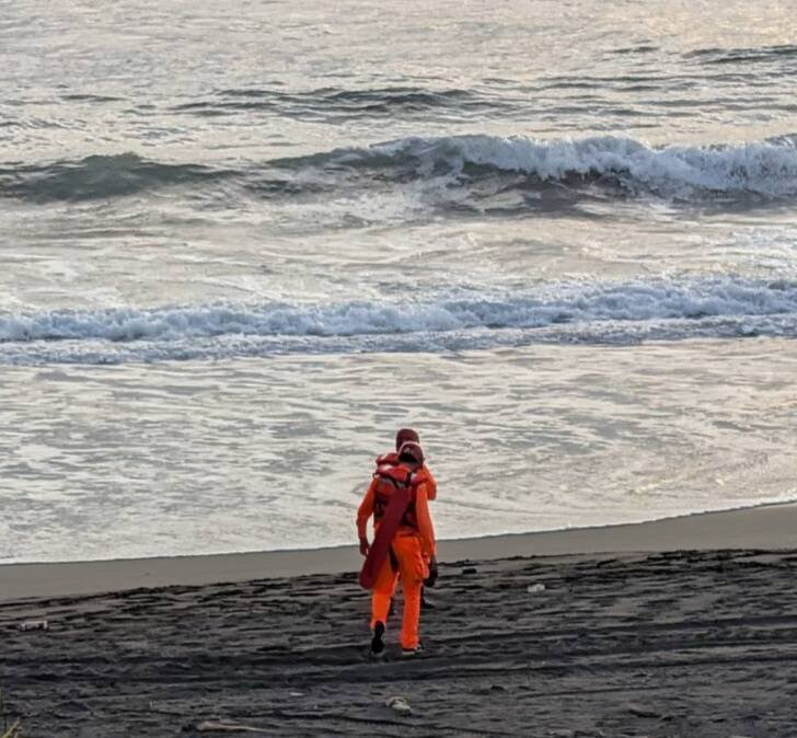宜兰县壮围乡永镇沙滩8日晚间发生男子落海失踪，海巡署人员持续搜救。（资料照，读者提供）