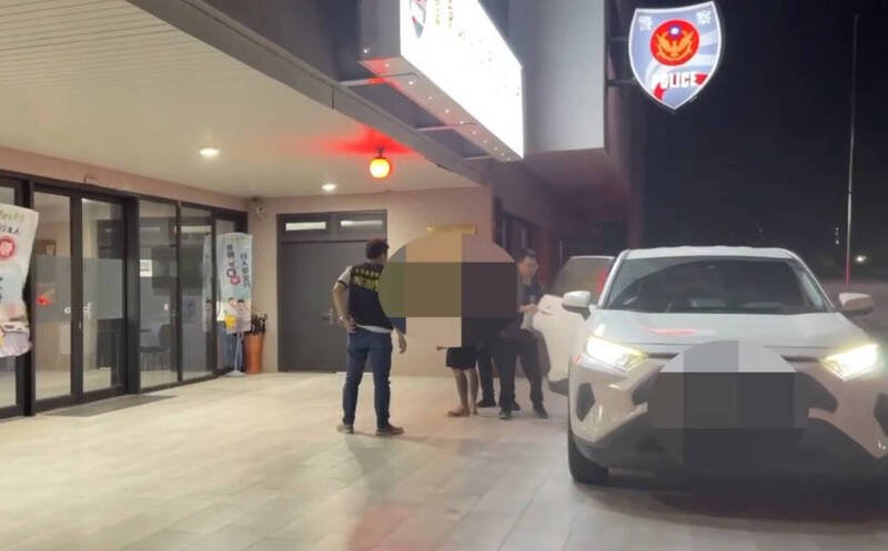 台东警方逮捕开空气枪射击海产店的陈姓男子。（记者黄明堂翻摄）