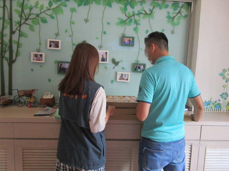 林男与嘉义分署协调后，将制作新鲜面包，并在双11活动贩售，清偿积欠的国库款项。（图由嘉义分署提供）