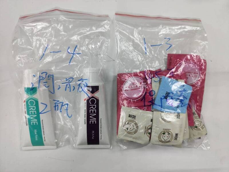 警方查扣证物中包含提供性交易使用的润滑液和保险套等物。（警方提供）