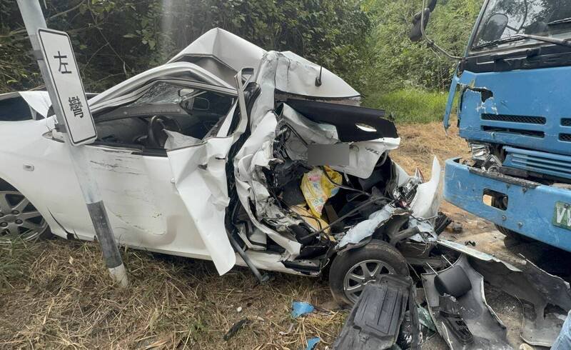 金门县金湖镇太武山经武路车祸，1辆白色轿车，疑因失控至对向车道，又被后方大货车追撞，白色轿车只剩下前半截，景象怵目惊心。（读者提供）