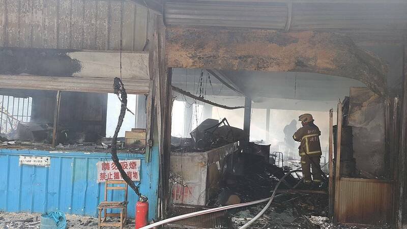 新竹县五峰乡大隘村茅圃小吃店今早发生火警，铁皮建筑厨房全面燃烧。（新竹县消防局提供）