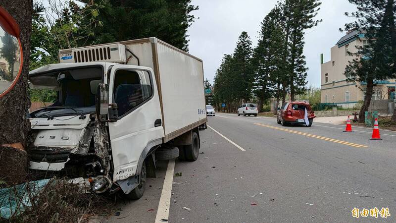 湖西志清国中前，发生物流货车追尾前方自小客车车祸。（记者刘禹庆摄）