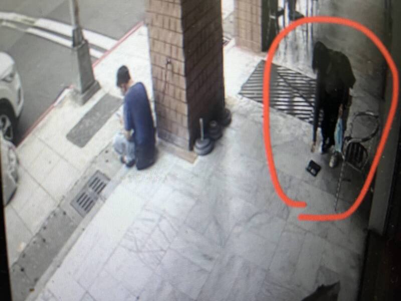 监视器拍到女子弯腰捡拾钱包。（图由读者提供）
