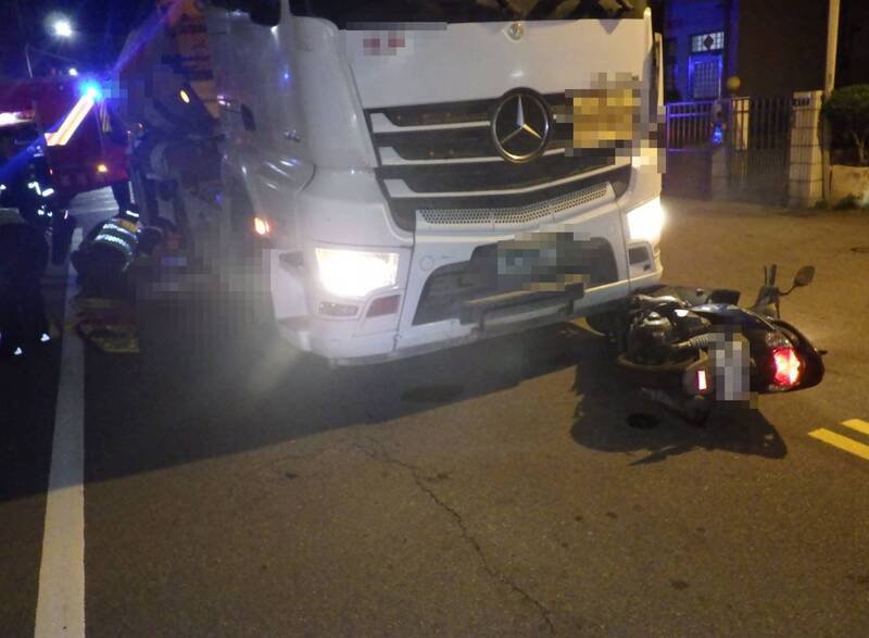 骑机车的79岁刘姓老翁被卷入砂石车底下，被救出送医仍宣告不治。（民众提供）