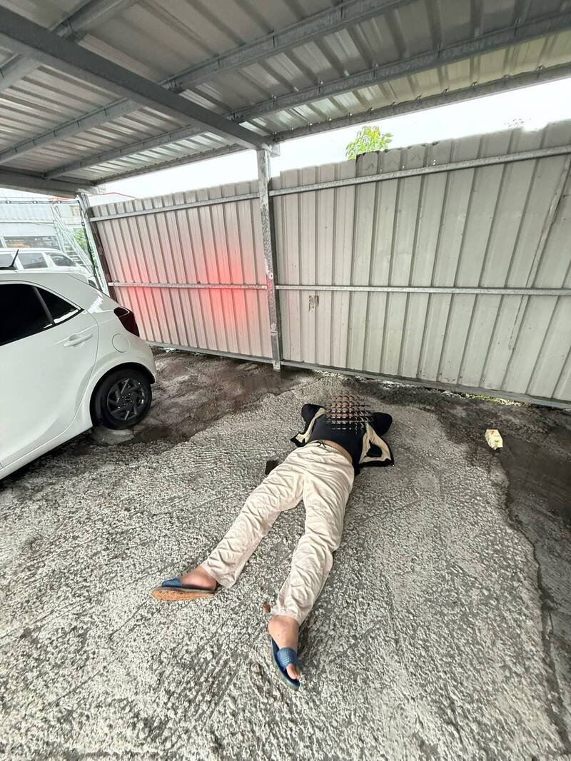 施晧轩发挥义消精神探测生命迹象，却查到对方不住嘴角上扬。（施晧轩提供）