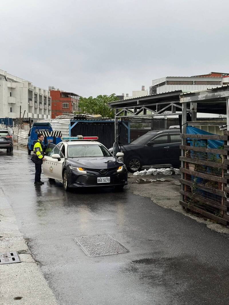 警方到场，男子顿时睡意全消。（施晧轩提供）