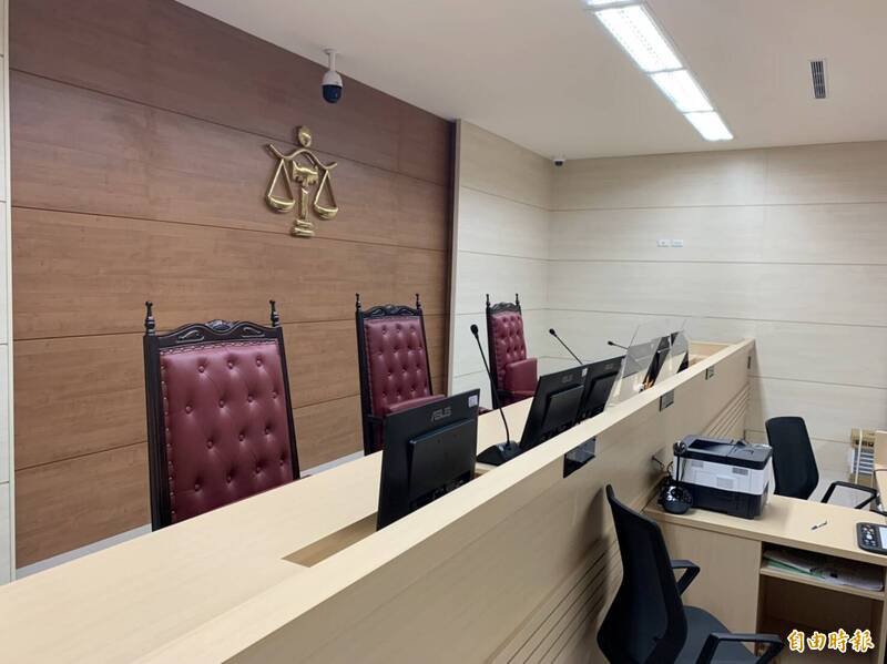 陆军109旅严姓等8名士兵不满张姓下士拍摄部队训练过程上传抖音，害全部队被连坐惩处，在营房内围殴祸首；桃园地院依陆海空军刑法对上官施暴罪各判处3月徒刑，得易科罚金。（记者余瑞仁摄）