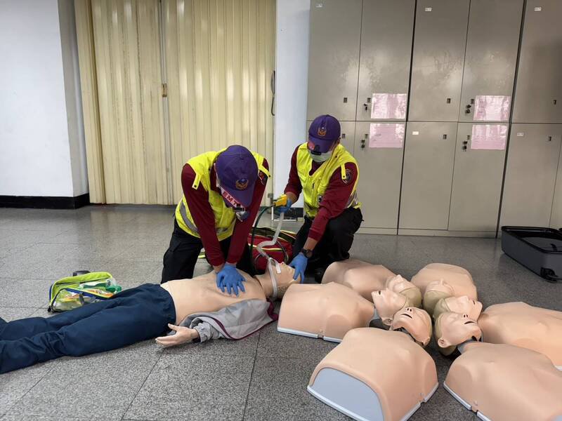 捐赠的救灾救护器材包含火灾抢救、人命救助及救护3大类。（大林分队提供）