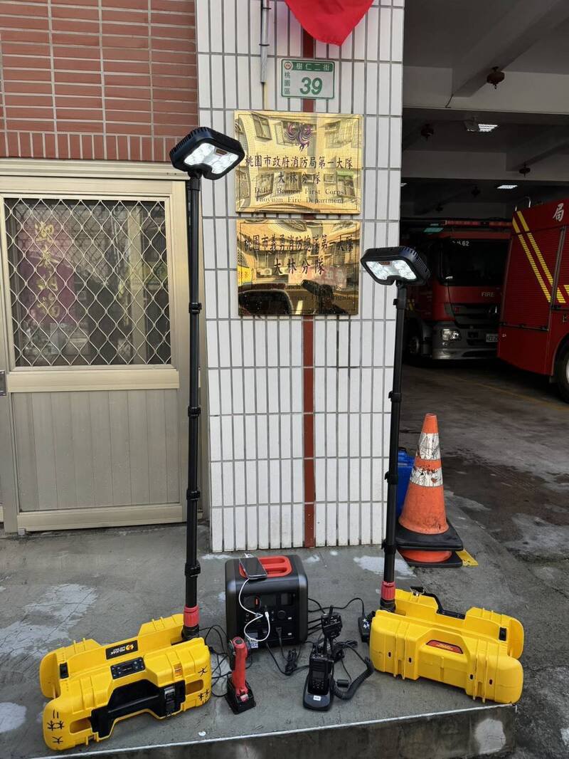 捐赠的救灾救护器材包含火灾抢救、人命救助及救护3大类。（大林分队提供）