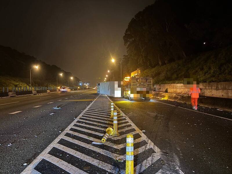 当时车流稀少，翻覆大货车未造成车流壅塞，事故现场于3点52分排除，后续由警方依规定处理。（记者彭健礼翻摄）