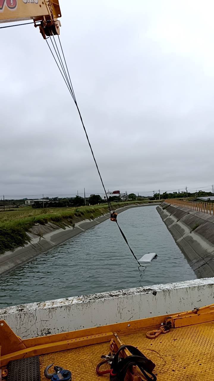 嘉南大圳柳营段今午发现1辆客货车载浮载沉，消防人员获报后赶往协助打捞，车内1名60岁男子脱困后已明显死亡，家属到场拒绝送医，落水原因仍待调查。（民众提供）