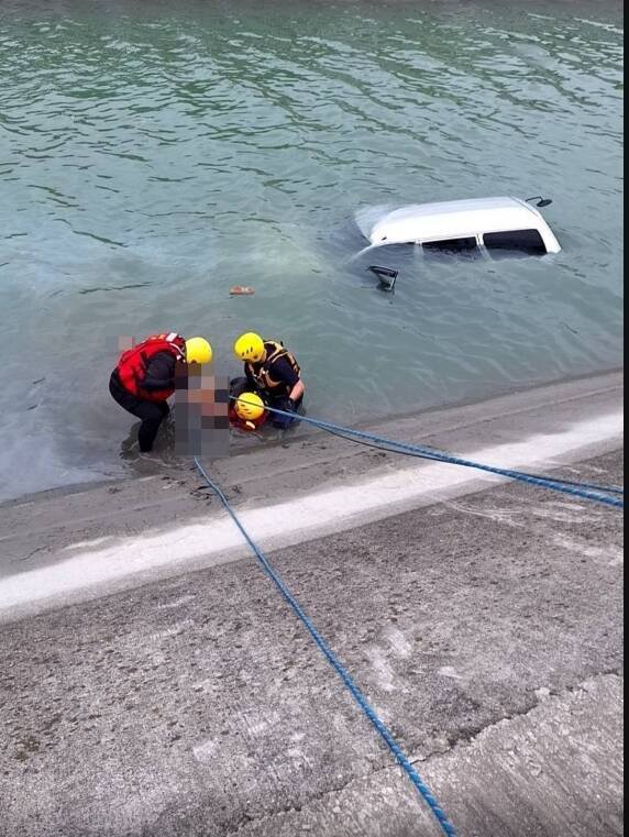嘉南大圳柳营段今午发现1辆客货车载浮载沉，消防人员获报后赶往协助打捞，车内1名60岁男子脱困后已明显死亡，家属到场拒绝送医，落水原因仍待调查。（民众提供）