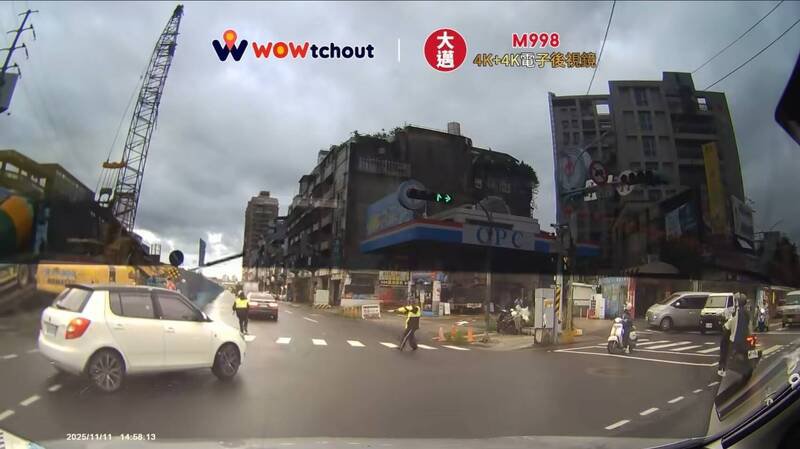 民众行车纪录器记录下特密管掉落瞬间。（记者徐圣伦翻摄）