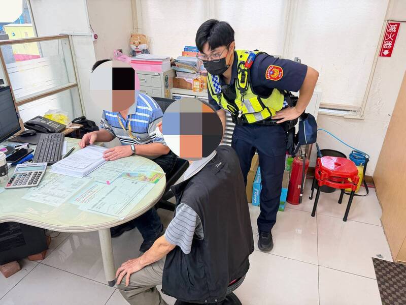 南投男子（中）遭假冒「卫福部」的电邮诈骗，到银行提领百万现金盼获「疾病补助」，所幸警方及时拦阻，保住民众血汗钱。（集集警方提供）