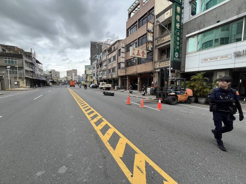 警方到场处理交通事故，机车骑士送医治疗。（警方提供）