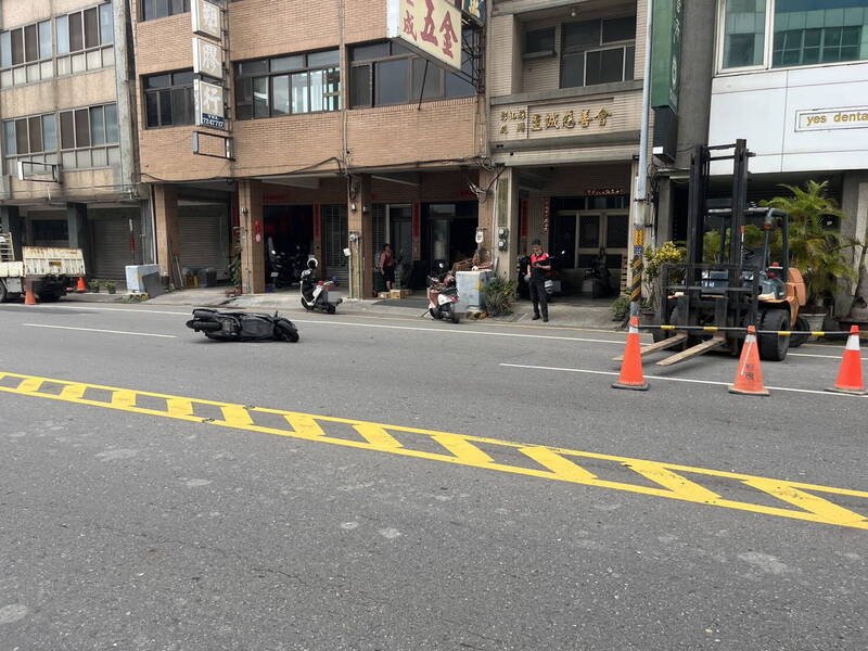 堆高机马路上回转，机车骑士闪避不及，与堆高机前面的牙叉发生碰撞，骑士连人带车翻滚倒地，受伤送医治疗。（警方提供）