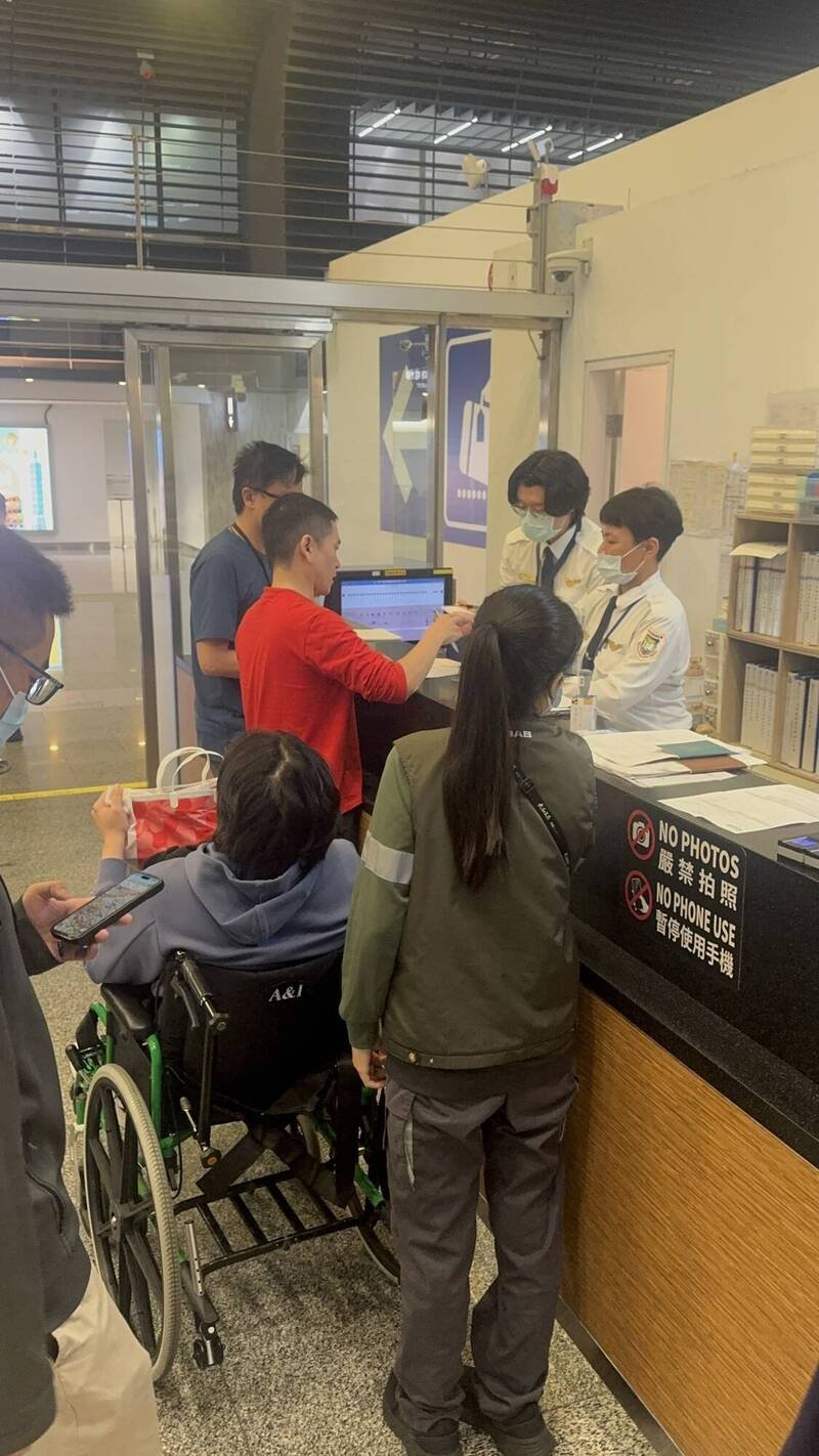 坐著轮椅的陈男返国，接受警方约谈。（记者邱俊福翻摄）