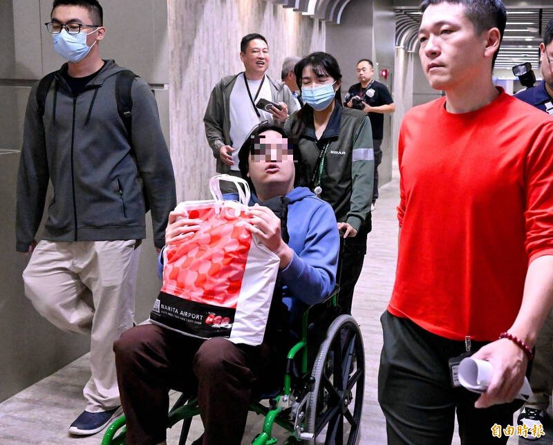 陈姓男子（坐轮椅者）贴文「法国BBC报导台湾捐了80亿欧元」换来副总统萧美琴赴欧洲演讲，今天入境桃园机场时被警方拦下，要求协助厘清。（记者朱沛雄摄）