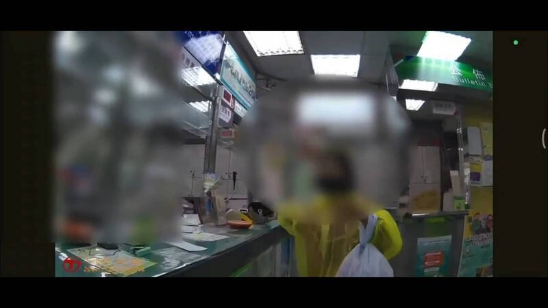 妇人穿著雨衣、戴安全帽进入邮局办事，被要求脱帽时却以为行员刁难，当场飙骂三字经挨告。（民众提供）