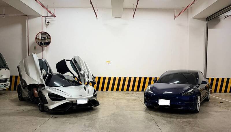 范姓男子假冒少东骗得巨款购买麦拿伦银色超跑（图左），落网被扣押后委由行政执行署桃园分署拍卖。（记者余瑞仁翻摄）