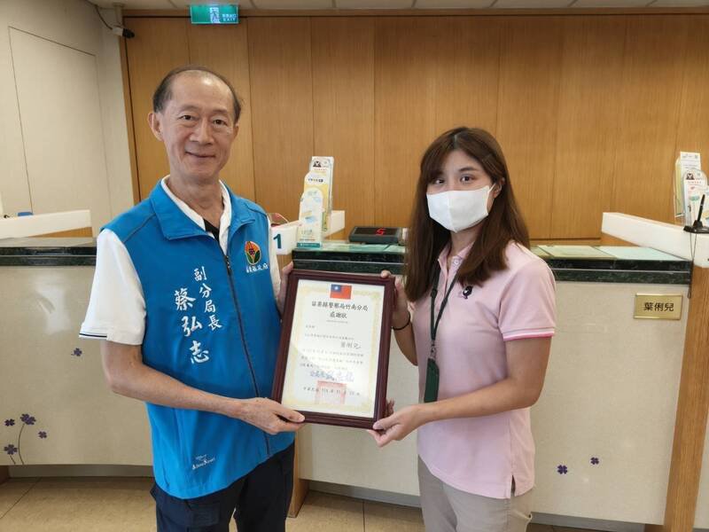 警方今天前往感谢行员。（警方提供）