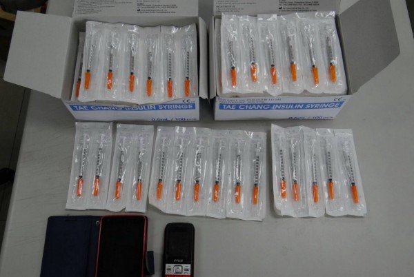 警方起出毒品之外，也查扣了大批注射器。（记者吴俊锋翻摄）