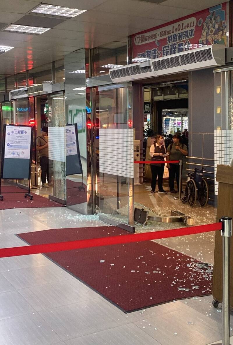 台中澄清医院平等院区今晚遭人砸破玻璃大门。（翻摄自threads）