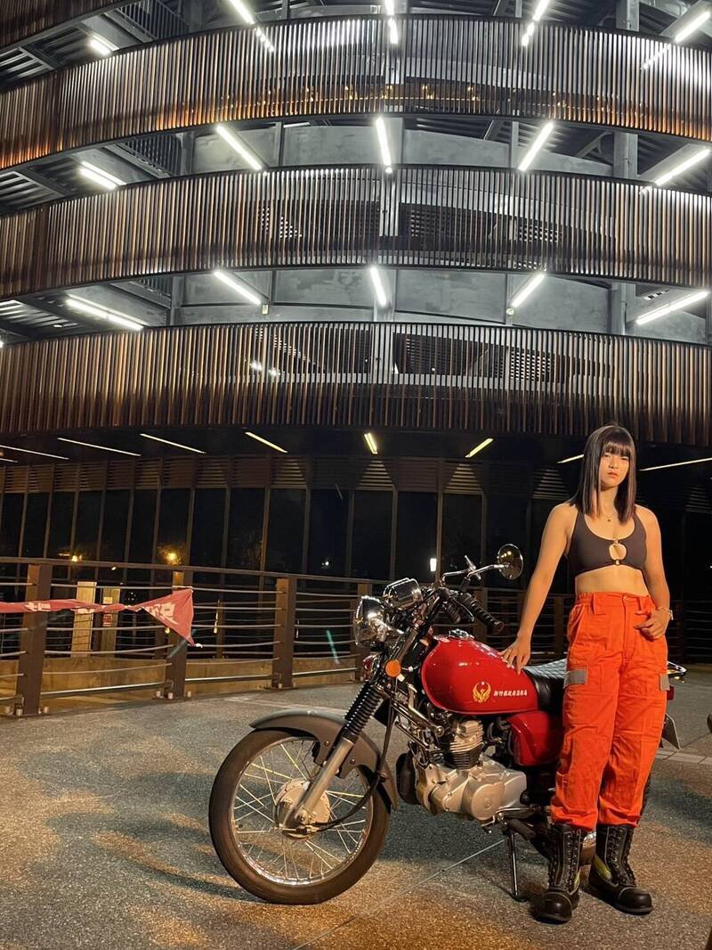 2026新竹县消防局形象月历，图为第二大队郭卉琳。（新竹县消防局提供）