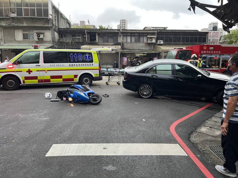 一辆宾士车在桃园区春日路左转桃一街时撞上直行机车，机车骑士事后仍不治，事故当天就是他的生日，生日遇死劫让人不胜唏嘘。（警方提供）